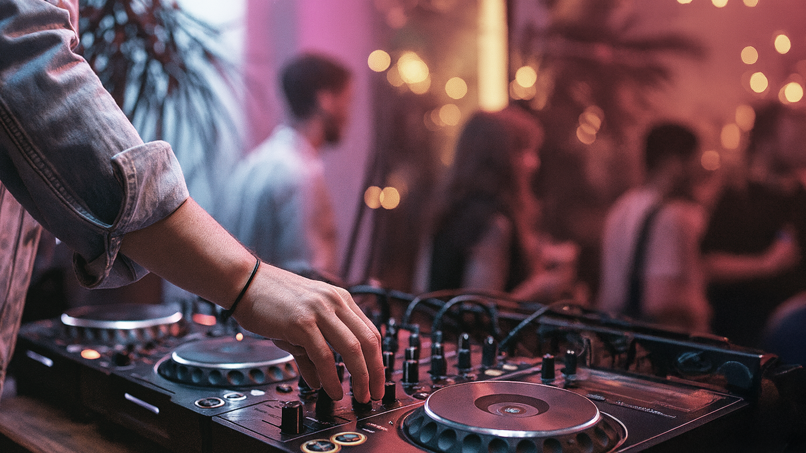 Event-DJ Tom Hendrics bei der Arbeit – professionelle Musiksteuerung für eine energiegeladene Geburtstagsparty