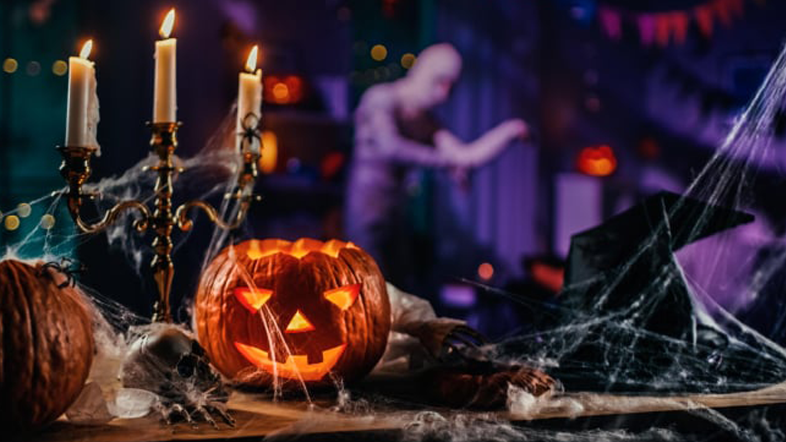 Halloween-Party planen mit Event-DJ Tom Hendrics – Musik, Deko und Stimmung Halloween-Dekoration mit Kürbis, Kerzen und gruseliger Atmosphäre – Event-DJ Tom Hendrics sorgt für die perfekte Party-Stimmung