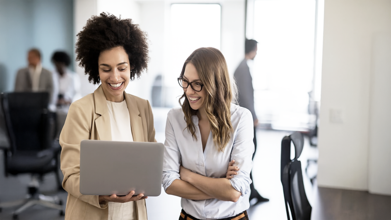 Zwei Personen bei der digitalen Eventplanung im Büro – Symbol für erfolgreiche Organisation von Messe- und Firmen-Events mit Event-DJ Tom Hendrics