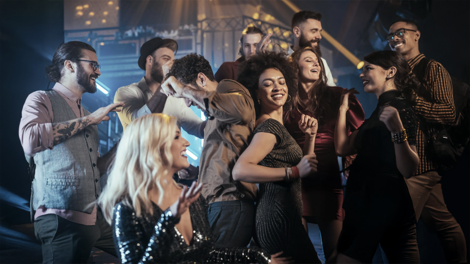 Tanzende Gäste auf einer Firmenfeier – volle Tanzfläche, perfekte Stimmung und musikalische Highlights mit Event-DJ Tom Hendrics von Hanseatic DJs