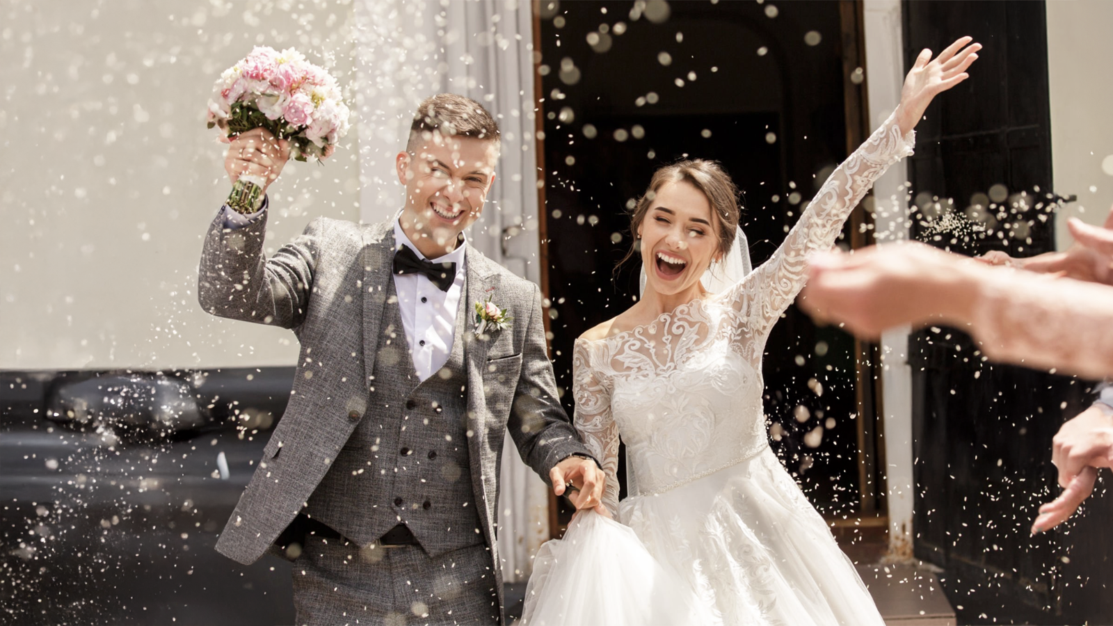 Braut und Bräutigam unterschreiben Dokumente – rechtliche und vertragliche Aspekte der Hochzeitsplanung mit Event-DJ Tom Hendrics