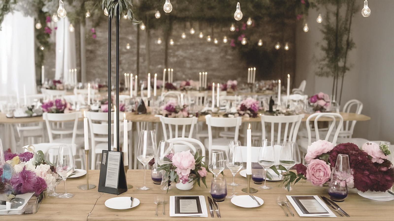 Die besten Hochzeitslocations in Norddeutschland – stilvoll feiern mit Event-DJ Tom Hendrics Elegante Hochzeitstafel mit Blumen, Kerzen und Menükarte – perfekte Location für eure Traumhochzeit in Norddeutschland mit Event-DJ Tom Hendrics