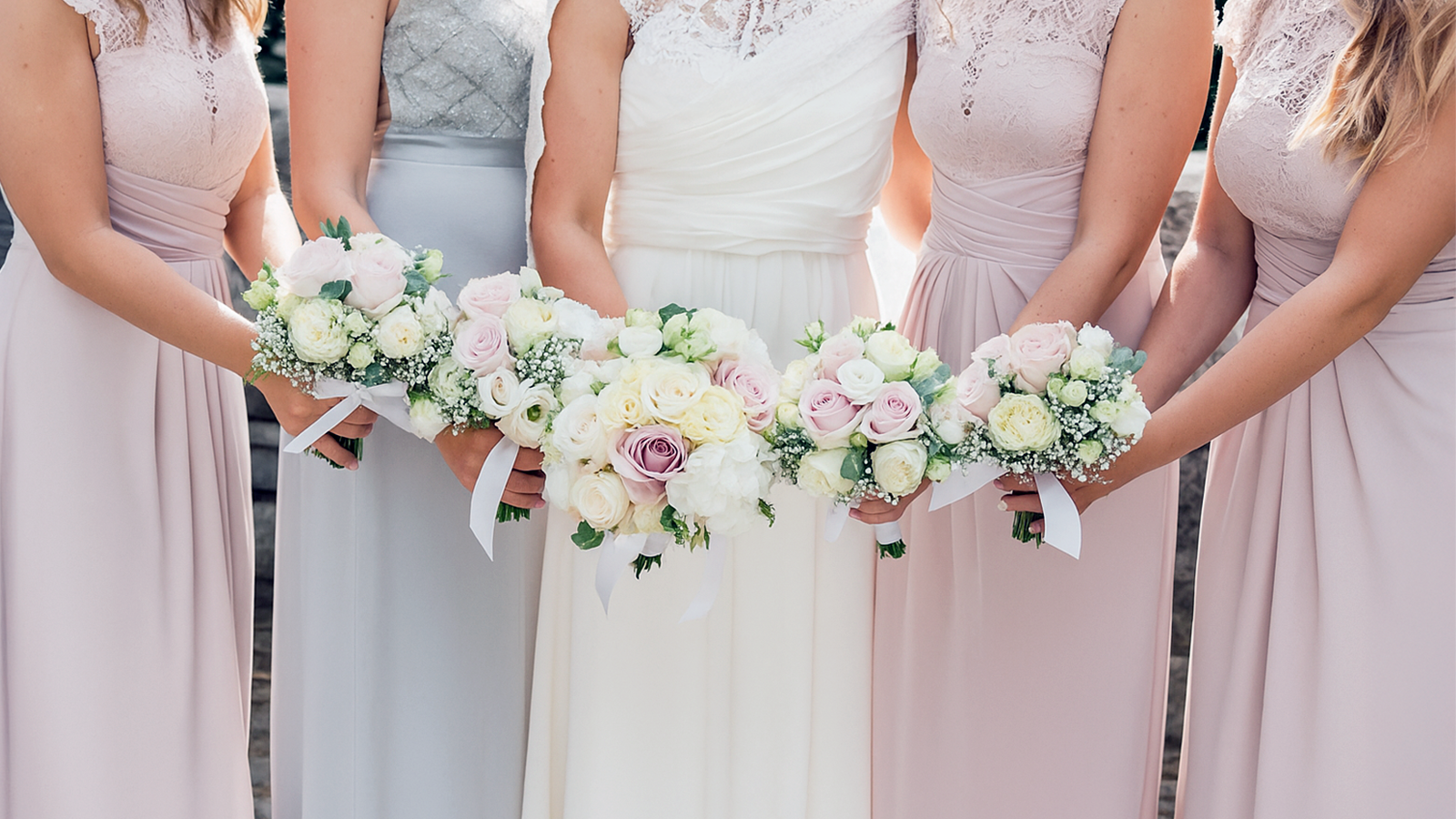 Stilvolle Brautparty-Momente – die perfekte Traumhochzeit mit Event-DJ Tom Hendrics Braut und Brautjungfern mit eleganten Kleidern und Blumensträußen – stilvolle Inspiration für die perfekte Traumhochzeit mit Event-DJ Tom Hendrics