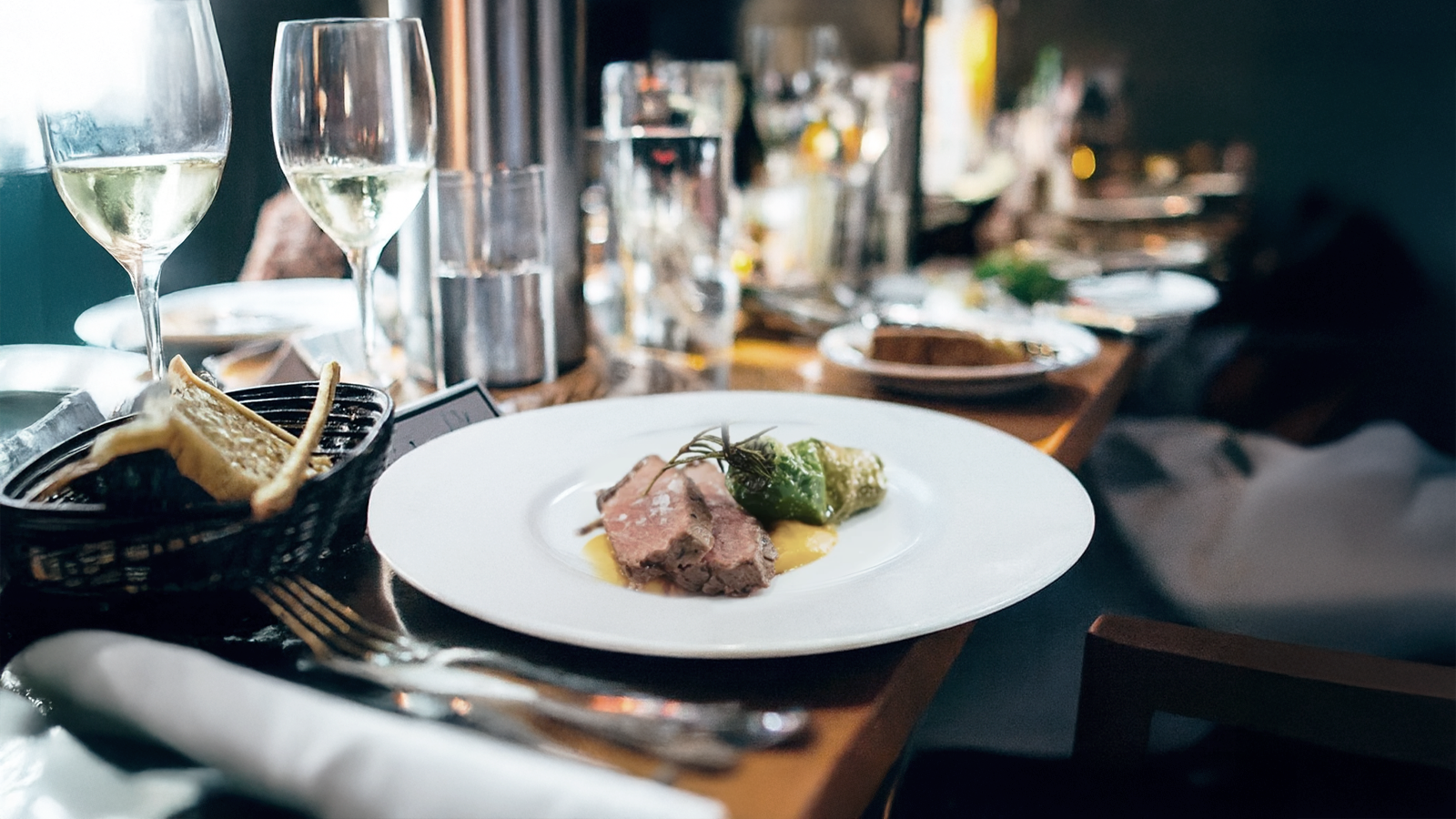 Silvesterparty planen – die besten Menü- und Buffetideen & kreative Mottos für Veranstalter Elegantes Silvester-Dinner mit Gourmet-Menü, Wein und festlicher Tischdeko – kulinarische Ideen für eine erfolgreiche Silvesterparty mit Event-DJ Tom Hendrics