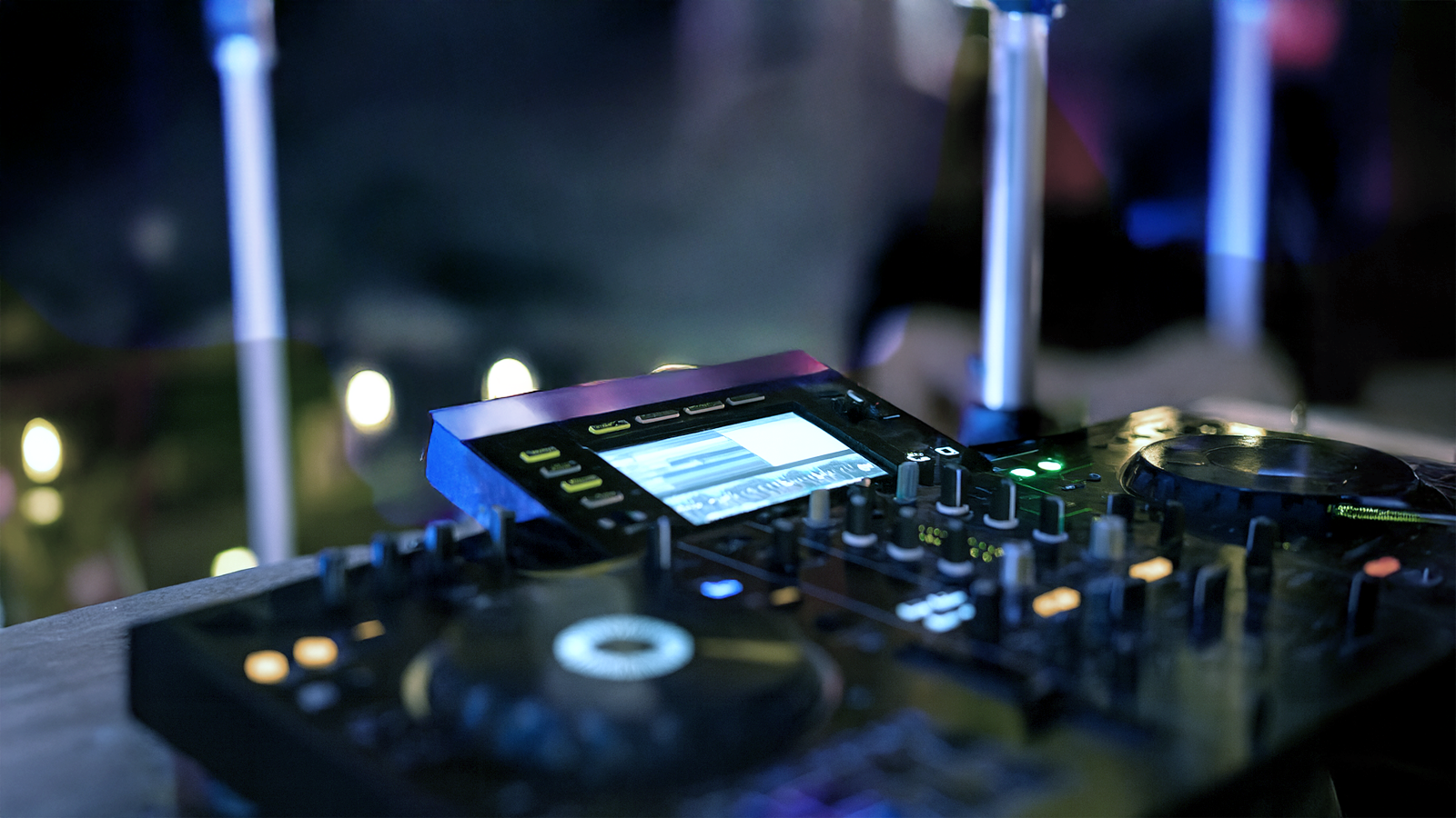 DJ-Mischpult mit bunten Lichtern – der perfekte Musikmix für Stadt- und Volksfeste mit Event-DJ Tom Hendrics von Hanseatic DJs