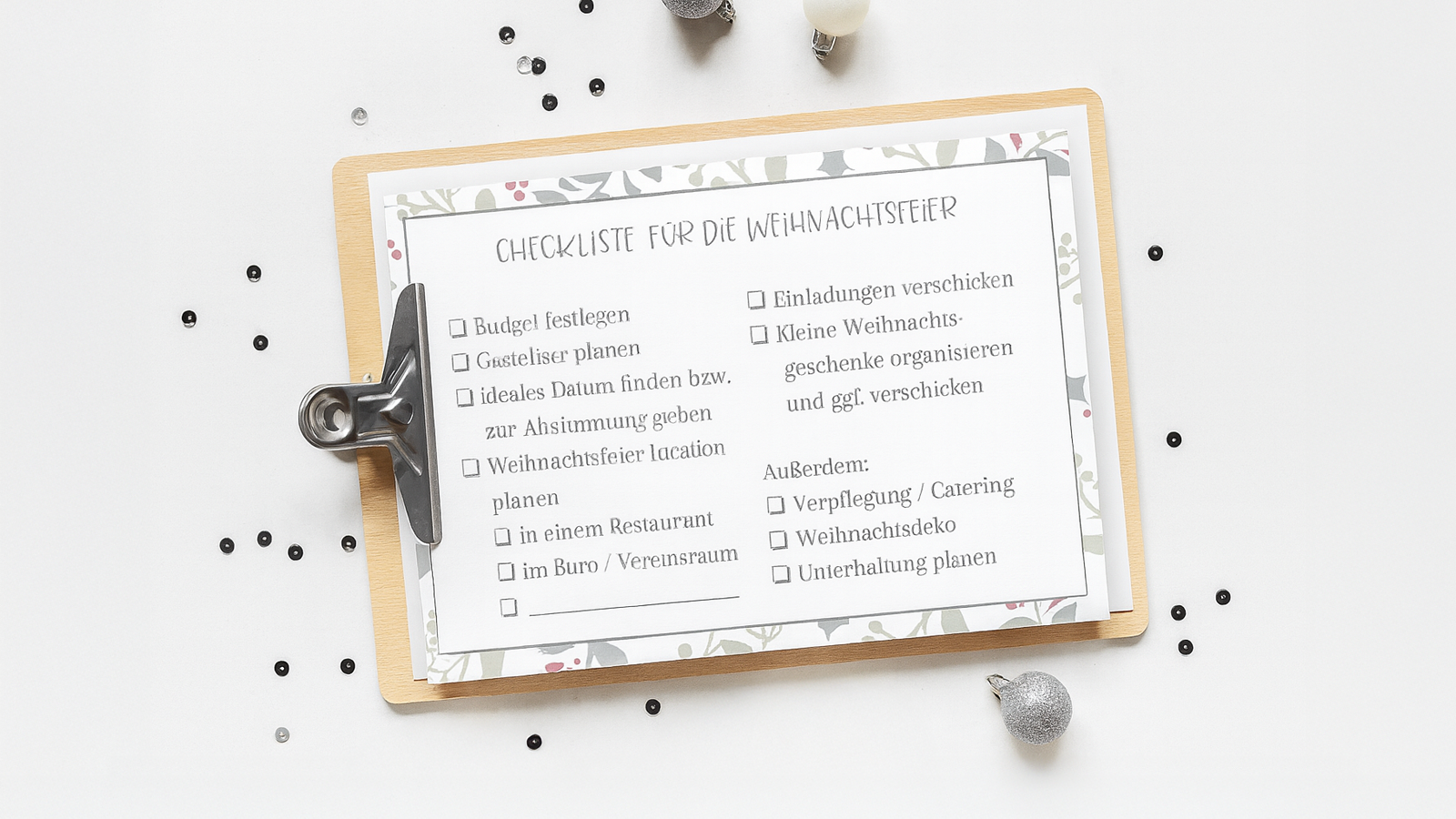 Die perfekte Weihnachtsfeier planen – Checkliste & Tipps für Firmen-Events mit Event-DJ Tom Hendrics Weihnachtsfeier-Checkliste auf einem Clipboard mit festlicher Deko – strukturierte Planung für Firmen-Events mit Event-DJ Tom Hendrics